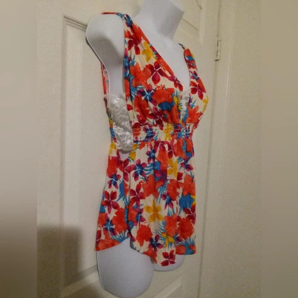 Love on a hanger floral top - Picture 2 of 4